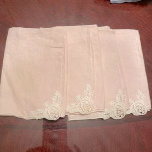 Beautiful cloth napkins with lace corners 4